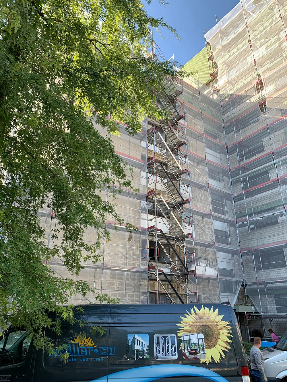 Eingerüstete Fassade mit Treppenturm in Bad Nauheim