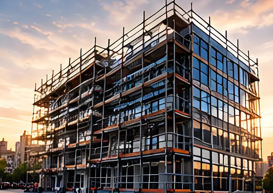Eingerüsteter Neubau im Abendlicht