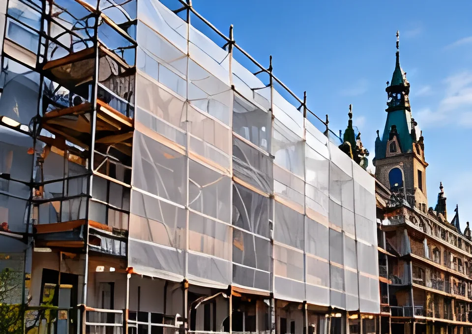 Gerüst mit Schutzplane an einem historischen Gebäude