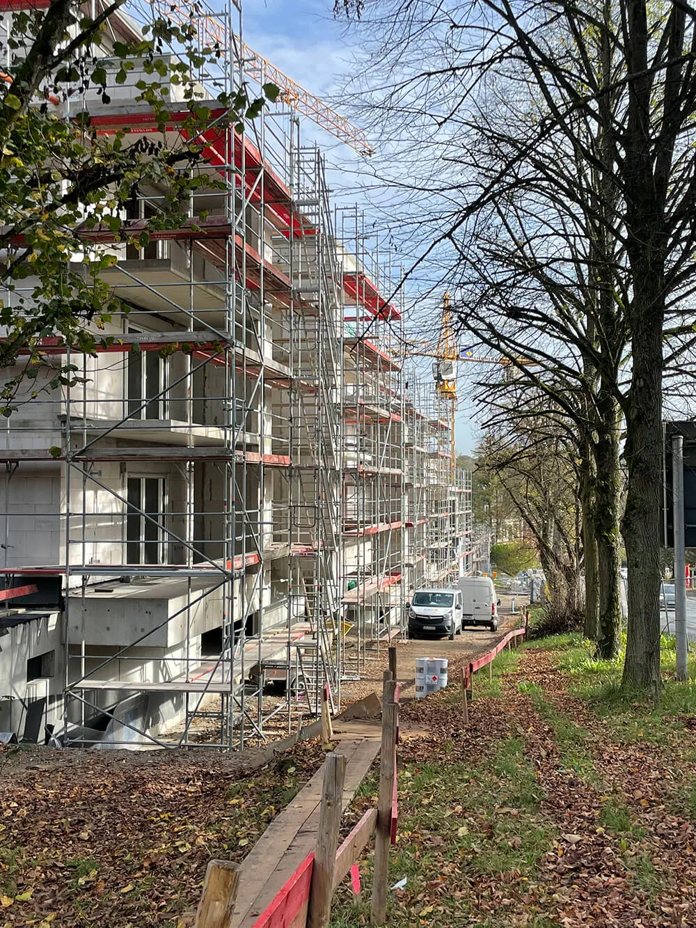 Eingerüsteter Seniorenheim-Neubau in Weilburg neben einer Baumreihe
