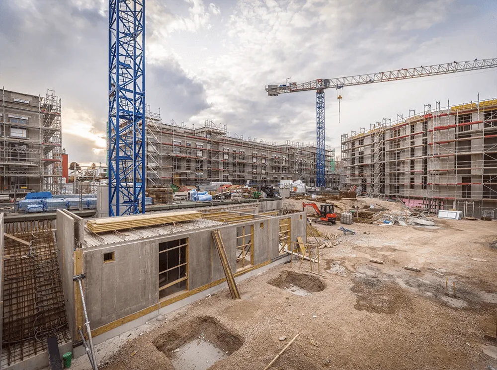 Großbaustelle Zederbaum in Wiesbaden mit eingerüsteten Gebäuden und Turmdrehkran